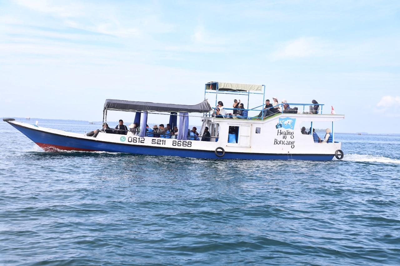 Membaiknya kondisi laut Bontang turut membuat wisata maritim di kota ini tumbuh. Kini ada ribuan orang datang ke Bontang untuk berwisata dan menikmati keindahan laut kota ini. (Foto: Healing in Bontang)